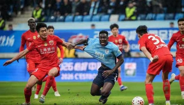 杨希是海港的希望之光，问题是缺外援前锋