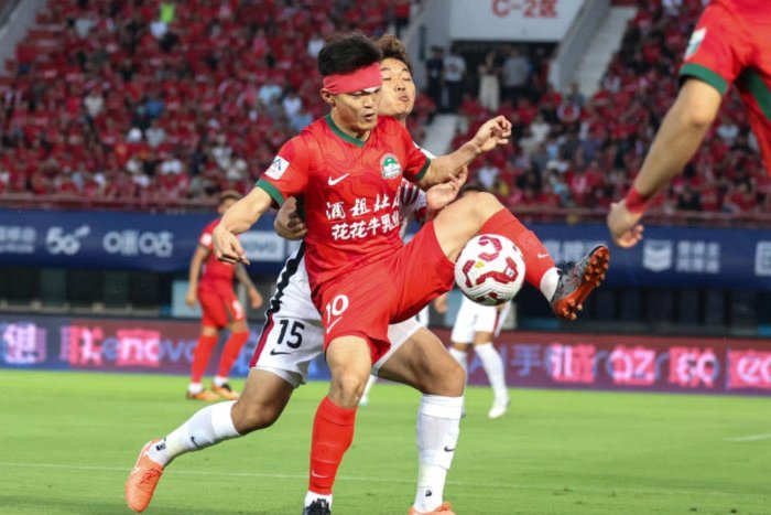 黄紫昌破门半场1-0热菲尼奥进球无效