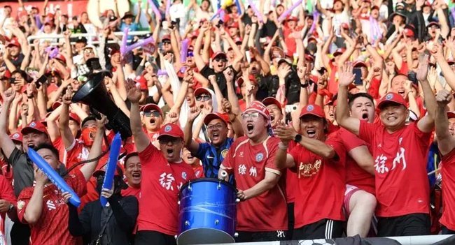 轻伤不下火线，常州队球员高飞头缠纱布依旧拼搏
