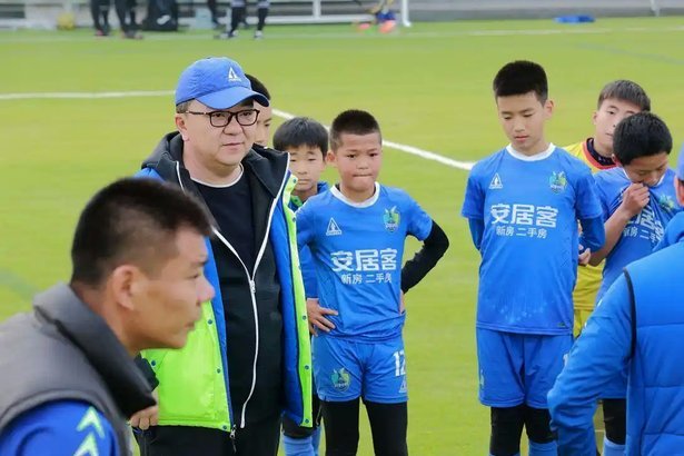 董路“小将”：争议中闪耀的执着
