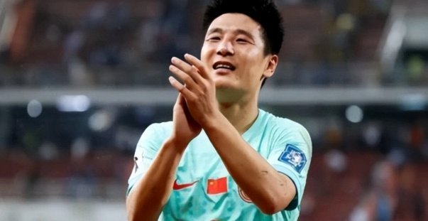 国足半场2-0领先！塞鸟头球，张玉宁点射破门