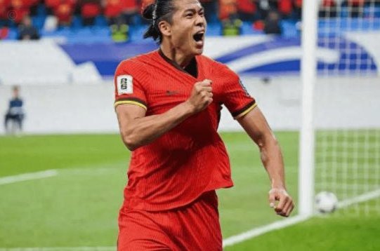 半场：国足2-0新加坡，塞鸟头槌斩首球，张玉宁点射