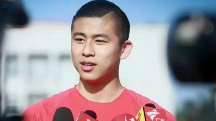 张玉宁门前怒射被扑 连攻未果