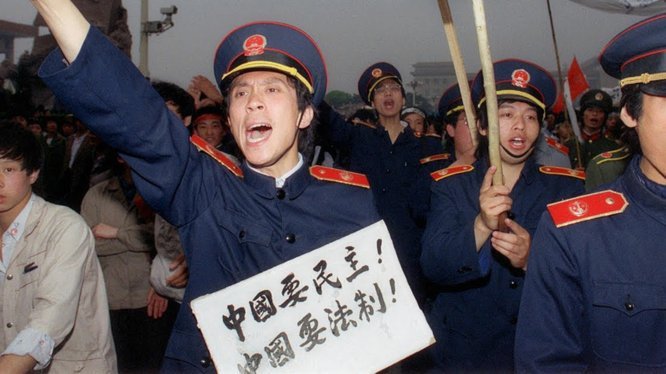 前场精妙配合，张君豪禁区右路抽射破门，中国队1-1扳平