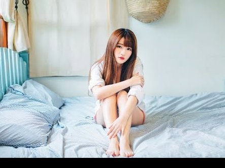 维尼修斯女友深夜晒卧床照：我爱所有人&晚安