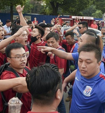 申花球迷极端行为致人被拘，多家组织欲缺席下场主场